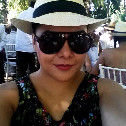 Amar, ser feliz, aprender, y ser optimista, son elementos que busco constantemente en mi vida, la vida es tan cortita que hay que vivirla al máximo  aaauuuuuuuu