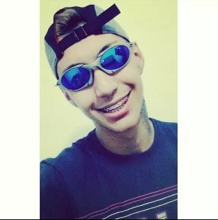 7 carro novo, 7 cordão de ouro e mais 7 mil no bolso esperando bonde gasta tem 7 mulher em casa e mais 7 na balada ♪♫