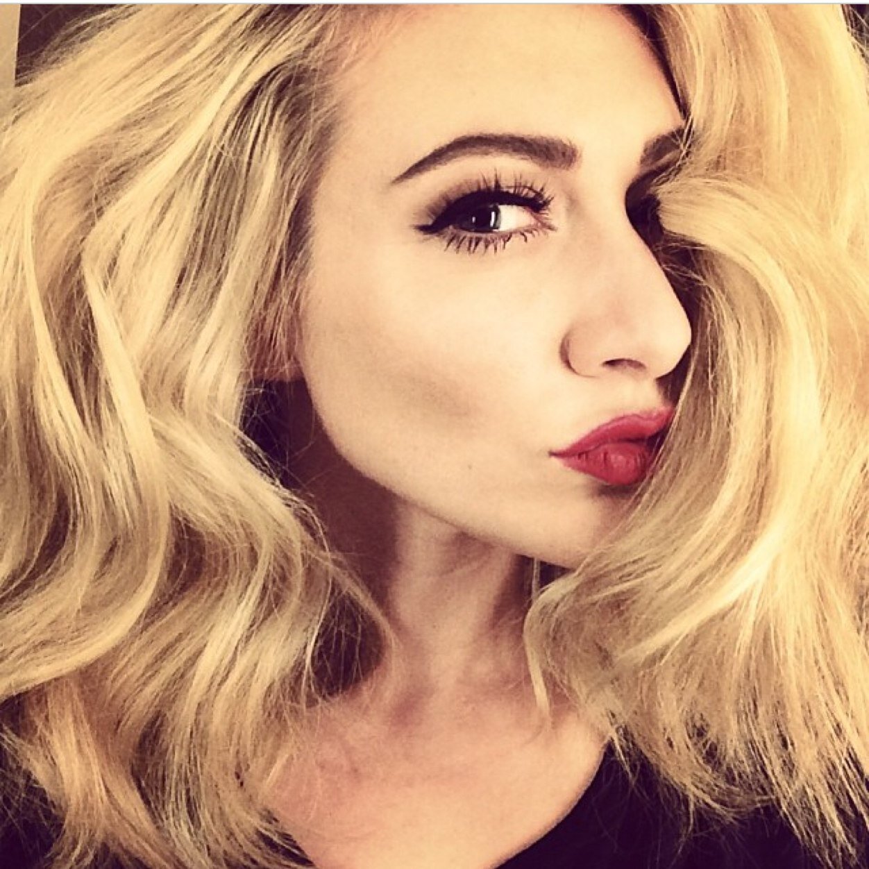 Don't you leave me brokenhearted tonight ✼ || Primer fake de Amy ||