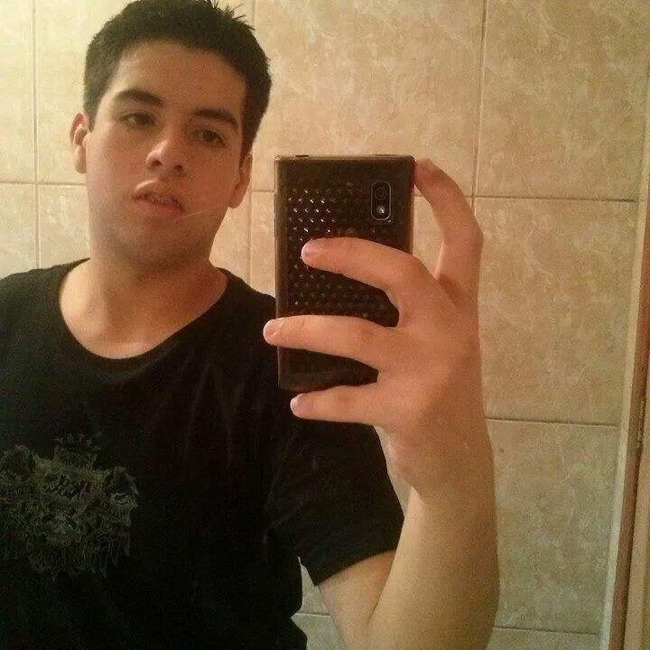 gosto de futebol ! sou bem  humorado ! sou paranista ! e sou solteiro