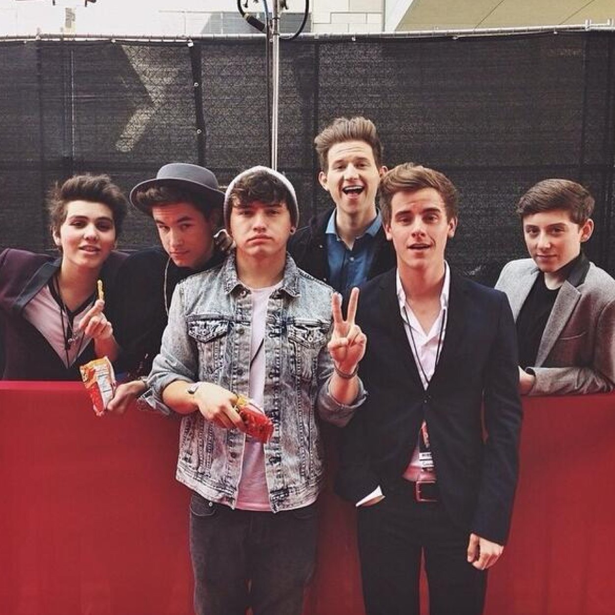 Follow @bestfangirl & @zaynsdarlinq bc you got a free follow.