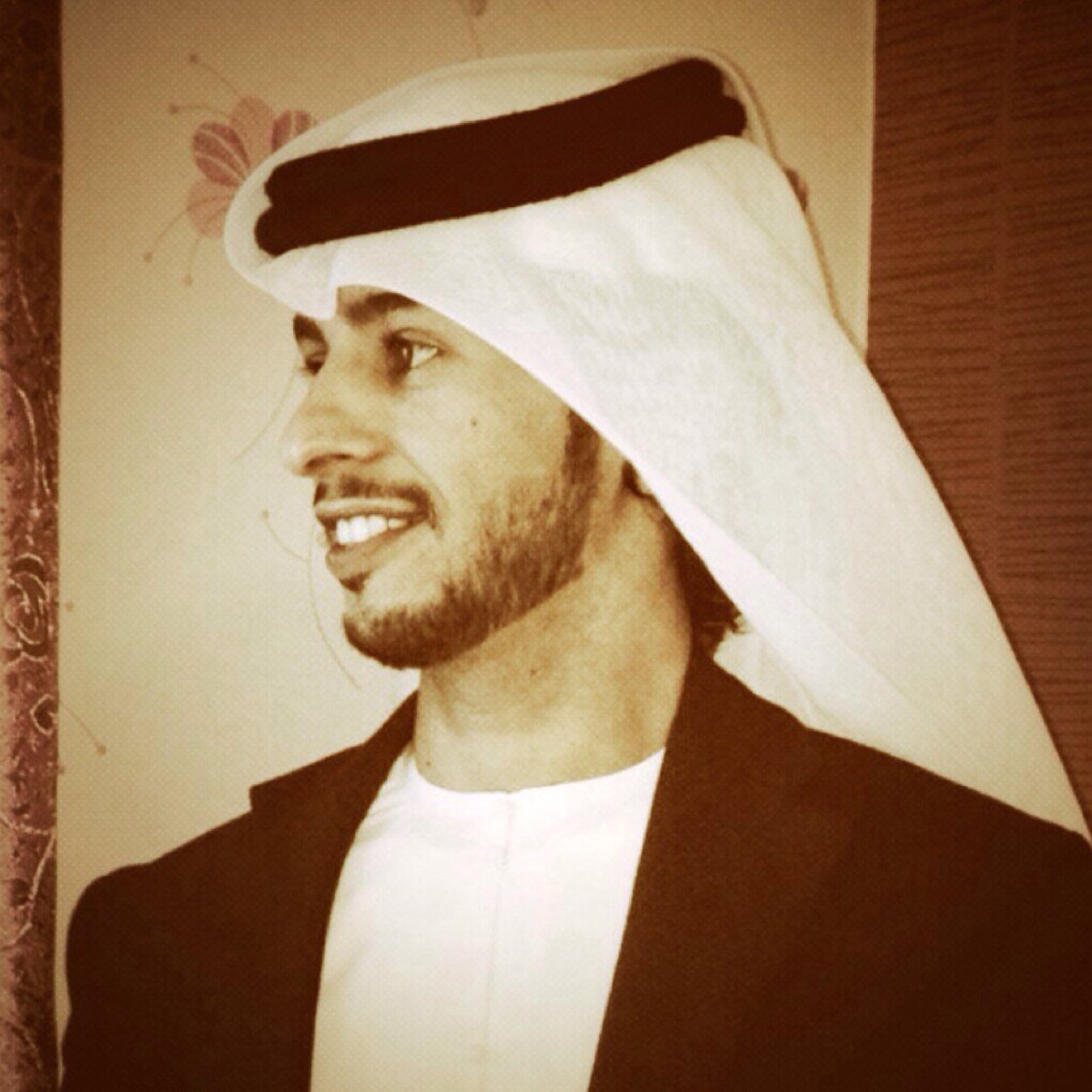 جـعل بيت العز يبـقى عزيزٍ و معمور. ما صفق راعية بابه و لاجاه غبار. والحصان اللي ينومسك في كبار الامور. ان طمر قله كفو وان عثر قله امجار..
