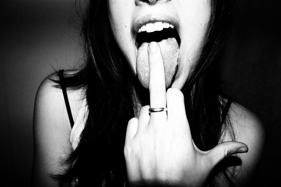 ''Pourtant t'es beau, comme une comète 
Je t'ai dans la peau, je t'ai dans la tête''                                               ≠