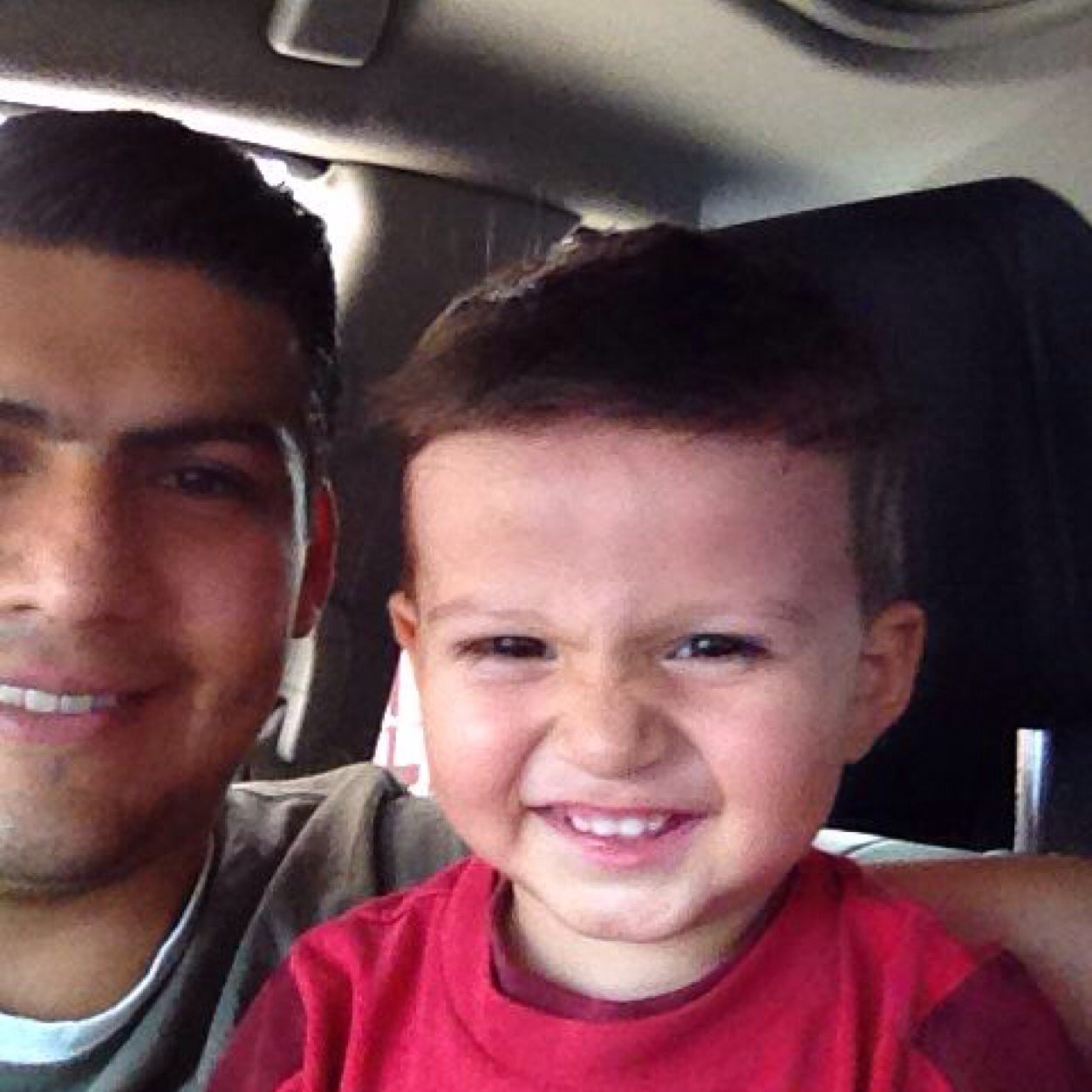 Daniel10Rmz's profile picture. Caminando y empenzando a crecer, pues la vida ha dado un giro y se ilumnina como un bello amanecer, pues su sonrisa es la luz y el calor que me impulsa a crecer