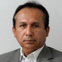 Estudié en la Escuela Superior Wilhelm Pieck de Alemania, luego me incorporé en Guayaquil, como Economista. Soy Magister en Políticas Culturales y Gestión Artes