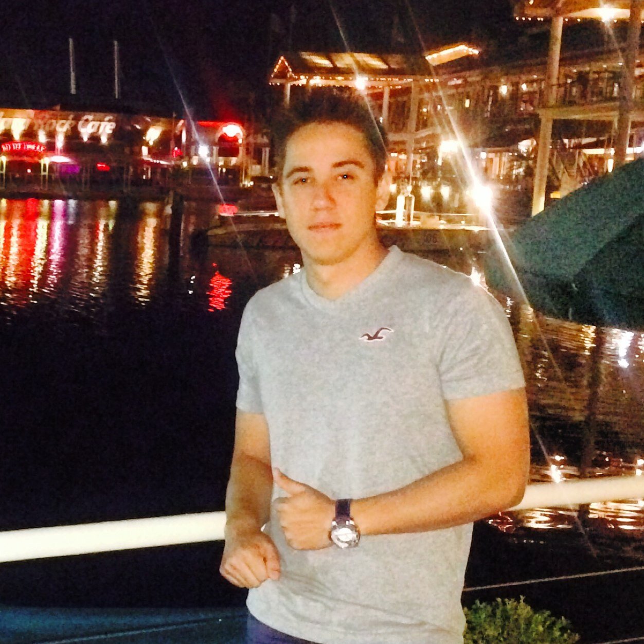 19 anos, Aluno CFC do Exercito Brasileiro, WebDesigner, Apple Fan, Flash Evangelist.