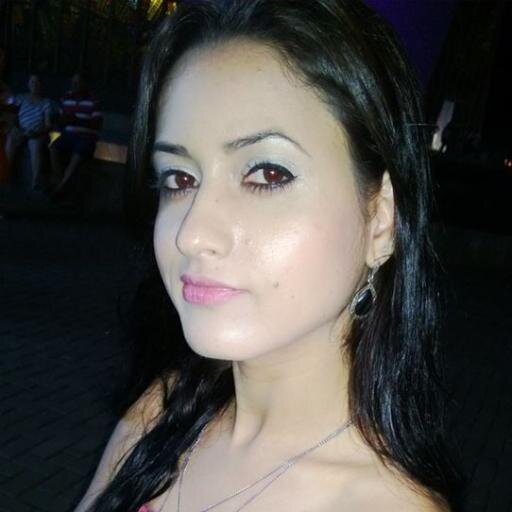 Sou uma menina que adoro conversar... alegre e de bem com a vida...