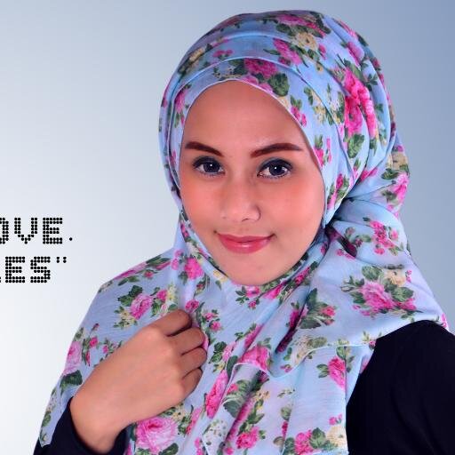 Sell hijab with the best quality, I am a housewife, who is trying to become a businesswoman, Bismillah.. ^^ love friendship, fashion, photography, & simple :)