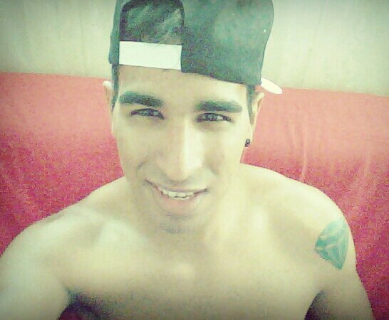 Romantico, malandriado, um maloqueiro apaixonado jogado aos seus pés, exagerado (...) ♫