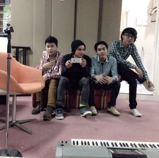 Brownies_band1's profile picture. Vocalis @Alexkstaria  Drummer @Gerryagam Gitaris  @dekyarya Bassis @adesohendra hits single TegarKanAku