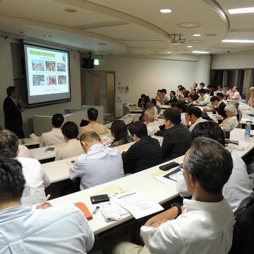わが国の経済を支えてきた中小企業はいま、大きな変化の只中にあります。私たちは中小企業とともに時代の変化を見すえ、これからの中小企業の発展に資することを目的に、一般社団法人関西中小企業研究所を設立いたしました。中小企業の立場から、そして広いネットワークと多角的な視野から中小企業の課題に取り組んでいます。