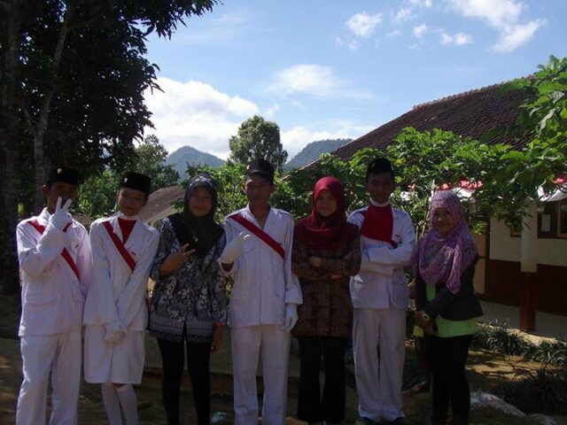 Play badminton