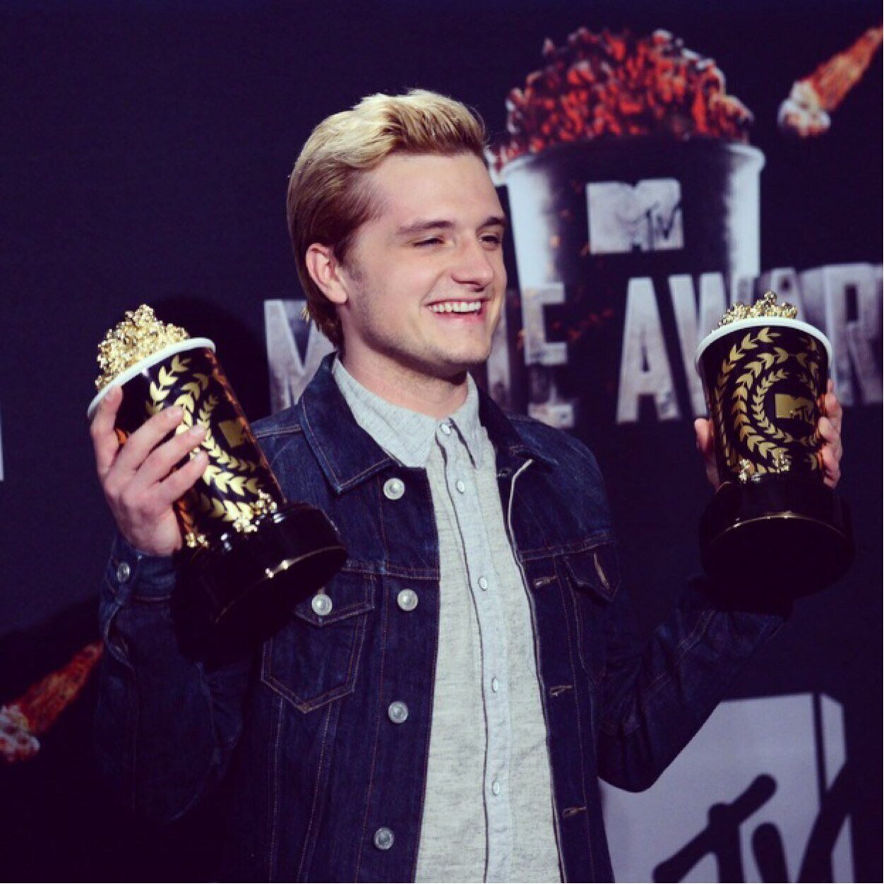 I'm Anna! I love The Hunger Games & life would suck without Josh. I met Olly Murs 10/8/12, one of the best days ever.