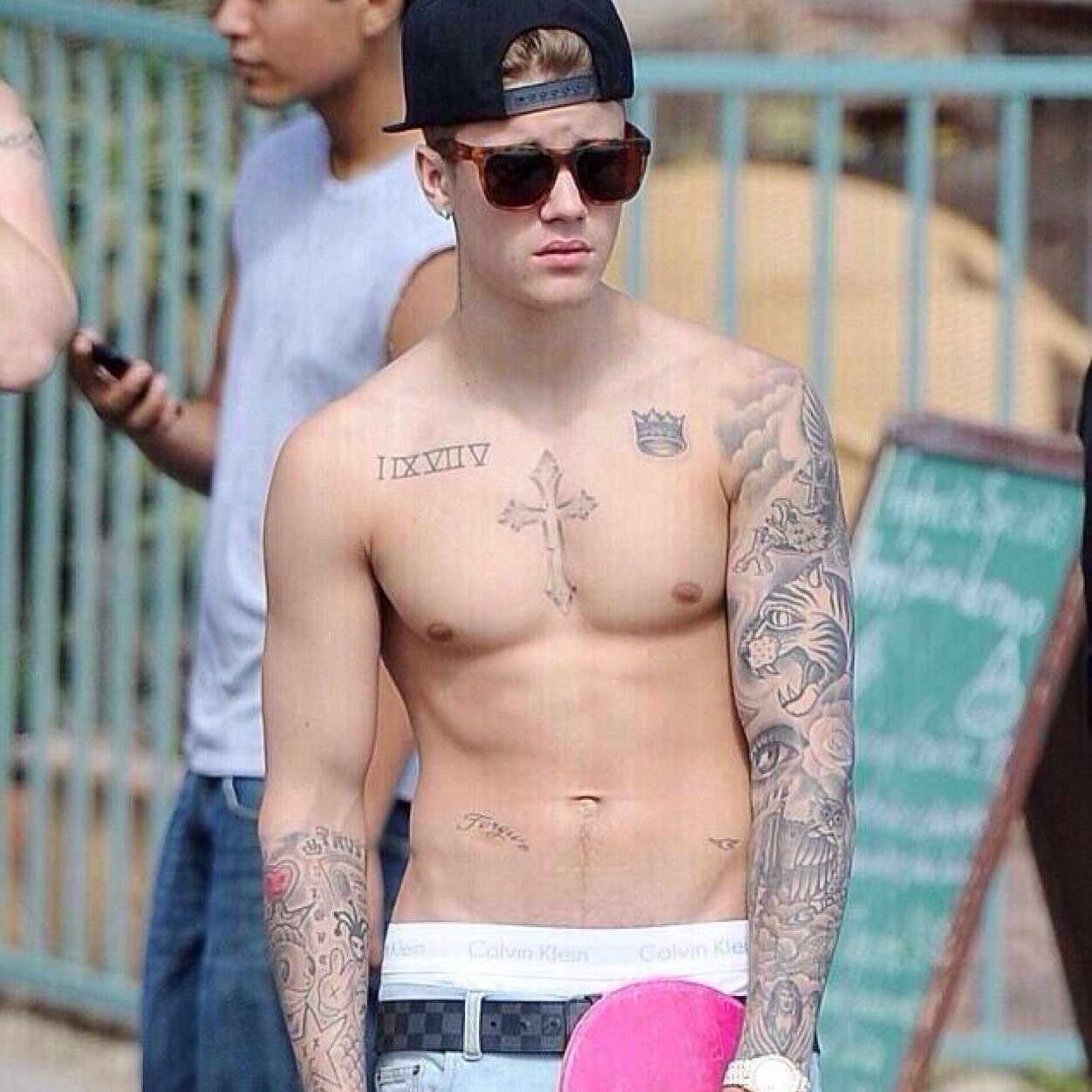 This account is a justin biebers fanpage. I will be posting pictures of him i will retwet his tweets i will tweet about him! PLEASE FOLLOW, STAY ACTIVE