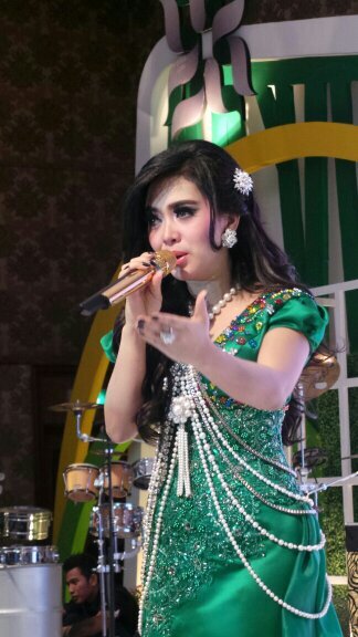 Buat Fans Syahrini yang di Jatim follow @SYR_Comm_Jatim,tempat kita saling share segala hal yang positif tentang @PrincesSyahrini the real Princess.