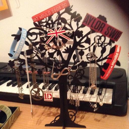 carlorben's profile picture. Saw 1D Live 26/10/13! Met @troyesivan 1/12/13