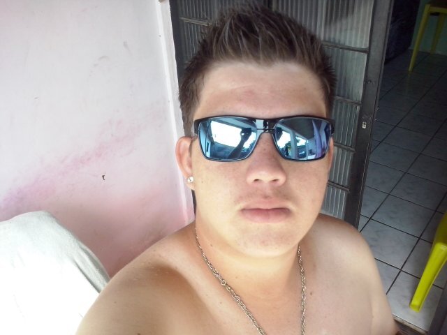 Não sou perfeito,nem tento ser
sou do meu jeito,assim que gosto de ser
