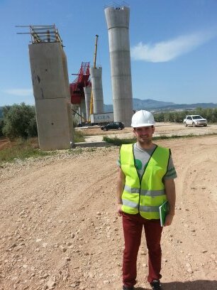 Estudiante de Ingeniería Civil por la UCO, Profesional de la trompeta y deportista.