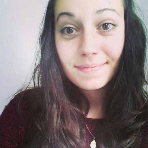 Un sourire est le plus beau maquillage qu'une fille puisse porter.
