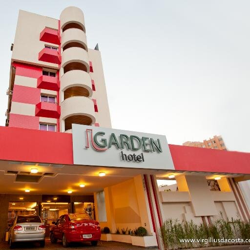 Hotel aconchegante com piscina; que dispõe de 80 UHs, cada andar possui uma varanda aberta com vista para cidade; aptos. equipados: com fechaduras eletrônicas,