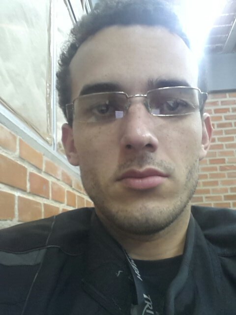 Graduado em Matemática, graduando em Ciência da Computação, amante da noite, adoro música, não perco a oportunidade de rir e sair com os amigos.