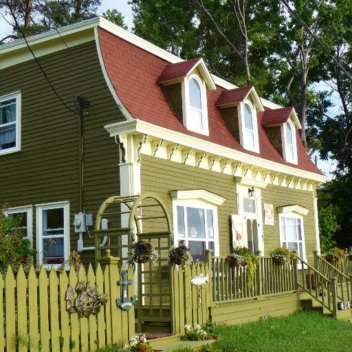 Charming, seaside, restored 1884 heritage 41/2 star BandB, Holyrood. NL., 30 min from historic St John s and centrally located to explore birds bergs and whales