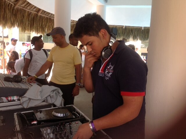 Djcarlos_house's profile picture. cel:849-206-5205•DJ•/Organizador de eventos/ INSTAGRAM: djcarloseventmusic / NOSE Q MAS PONER XD asi que denmen follow y pidAn back :D XD