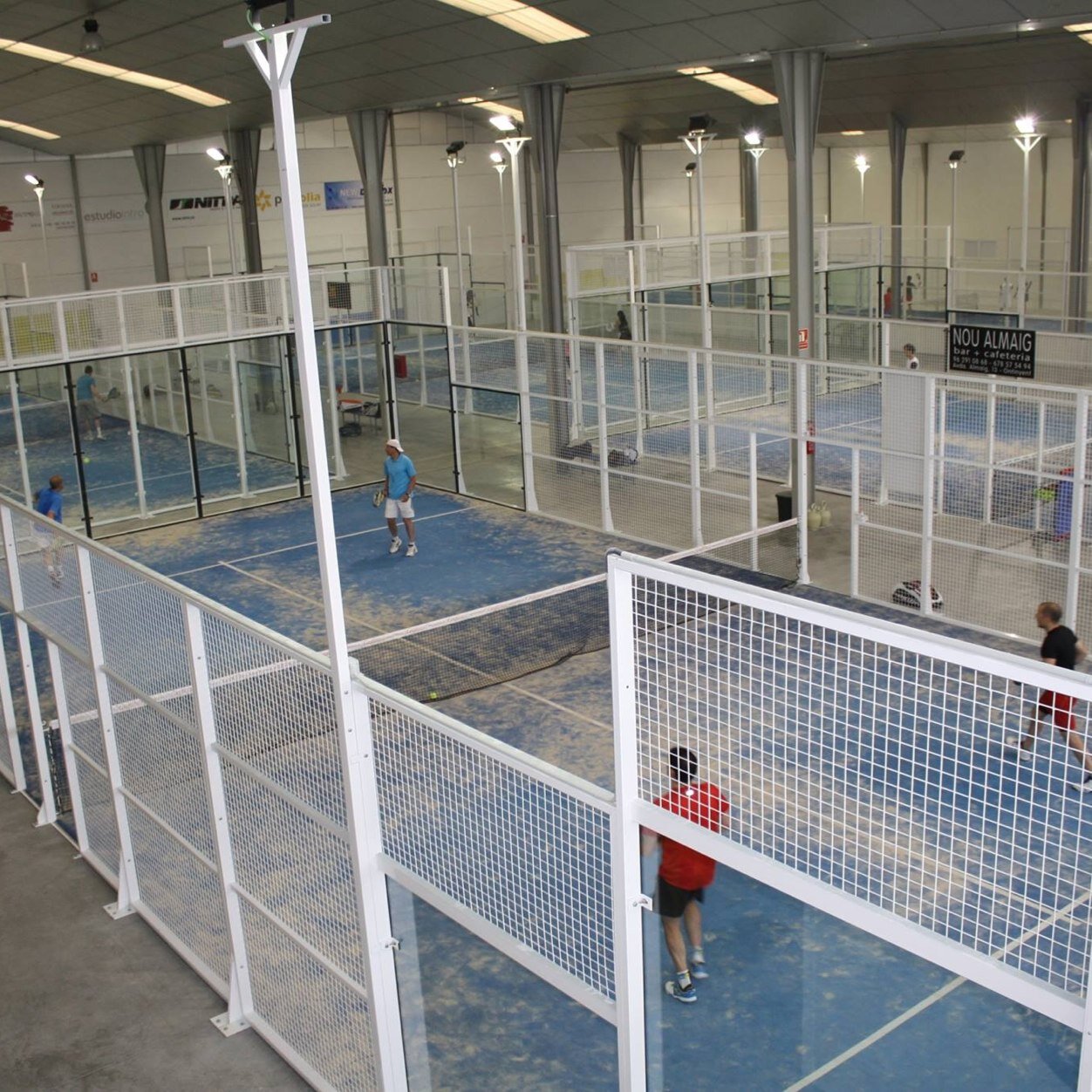 Padel Indoor Ontinyent dispone de 6 pistas cubiertas y muy amplias para juego exterior, sala de entrenamientos, gimnasio, zona de descanso, servicio de bar,etc.