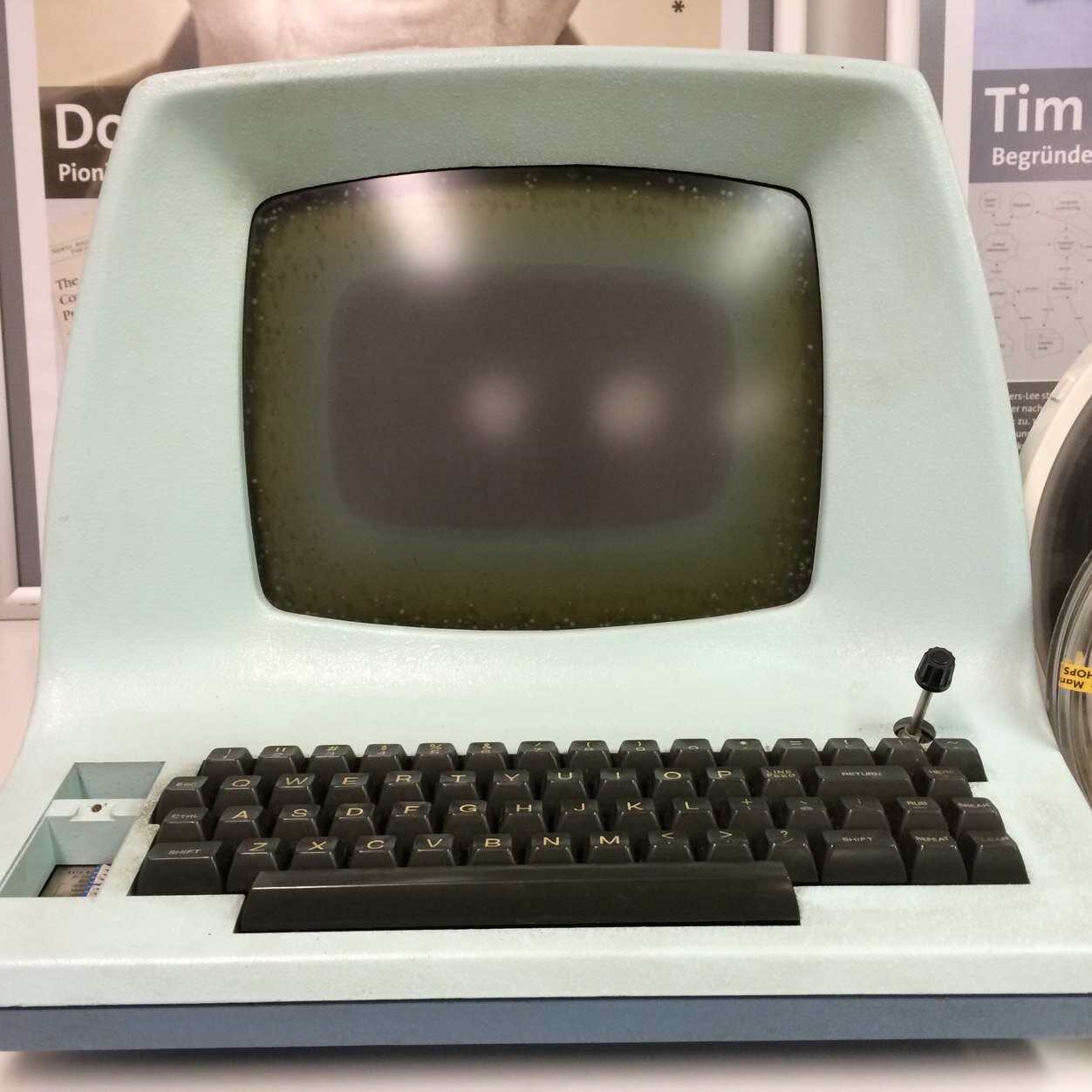 Computer, Musik und neuerdings auch Landleben. Fan von Montagekleber, den er auch an anderen Tagen benutzt.