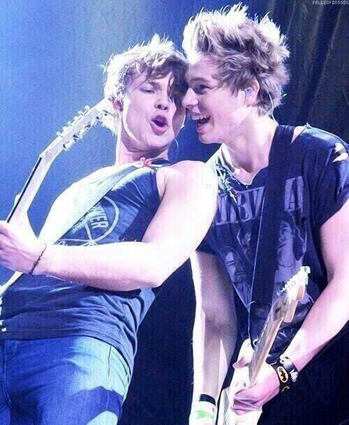 Can you please follow @niallftjmo and not this acc? :)