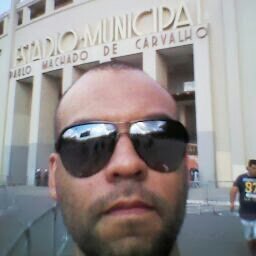 Analista de TI, corinthiano, fã dos esportes americanos, curitibano/paranaense de nascimento, campograndense/sul-matogrossense de coração. Vai Corinthians!