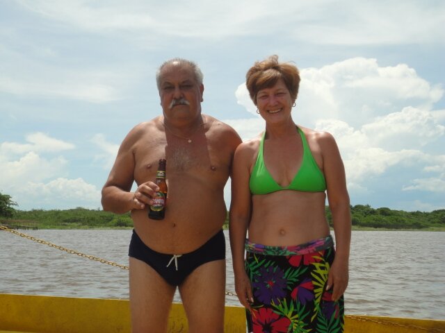 Sou uma pessoa alegre, amo meus filhos e netos, gosto de esportes e outras coisitas mais.