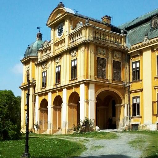 a town on the northern slopes of Krndija Mountain in eastern Slavonia.First mentioned in 1229,Today it is a multiple winner of Green Flower award