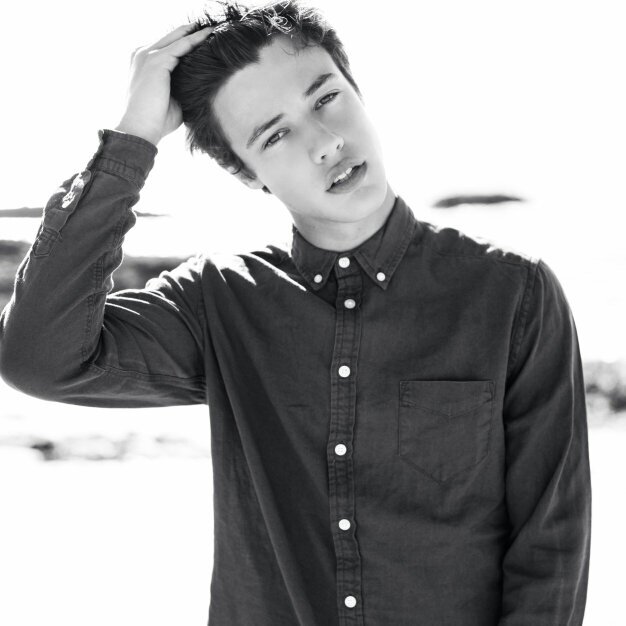 i would love for cameron to follow me so if you could shout me out and tag his name in itt