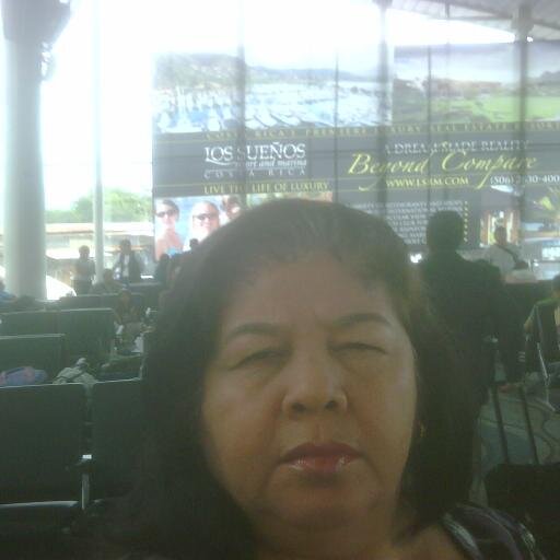 Perseverante, leal, ambientalista, docente, amo mi Panamá, fiel creyente y promotora del cooperativismo