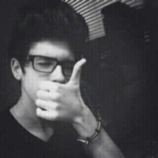 @X_shoosh_ حسابها الاول تهكر ارحموها وسوو لها فولو يالله ودرعم على المفضله صح مب لي بس انفضوها .