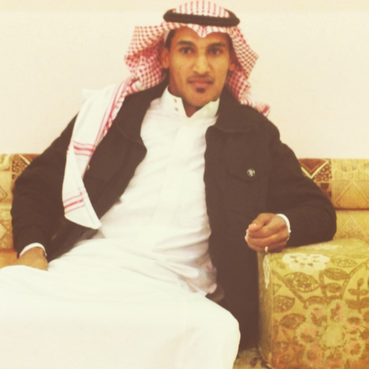 : خلك على غيبتك لكن . . تذكّر عآشقك مآفكر ولآ يوم ينسآك وآحسآسي آللي في غيآبك تعكّر منك بكى لكن ولآ يوم ( بكّآآك ) !