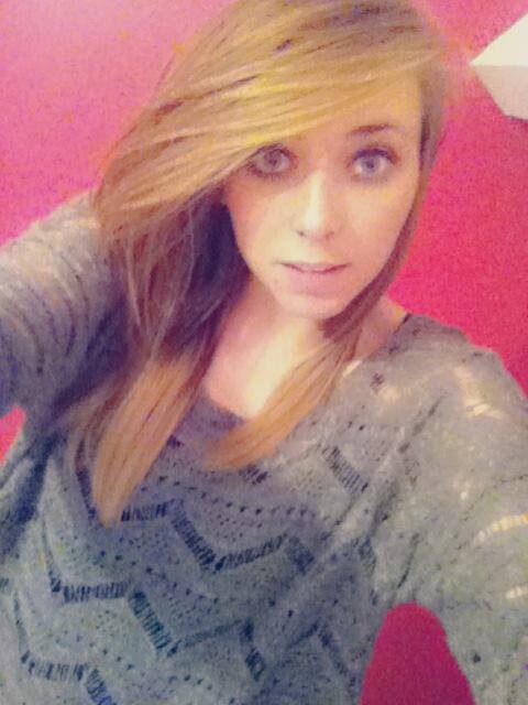 Gaelle_Danou_2's profile picture. Si je te follow, va follow @PikachuDeLaTeci ou j'unfollow :)