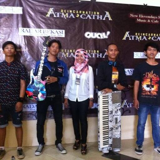 Dikky (keyboard), Qnoy (gitar), Dewi (vokal), Madhon (drum), Dede (bass)