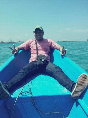 Jangan mengaku sudah jatuh cinta sebelum mampu kau tertawakan akal sehat dan kematianmu,