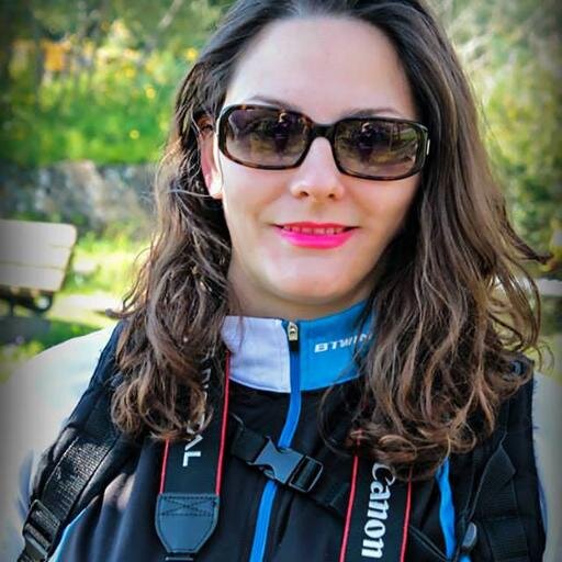 Questa sono io: amo cucinare, cambiare tovaglie, candele, posate, amo fotografare, il cucito, il crochet, viaggiare, gli animali, il giardinaggio, i bambini...