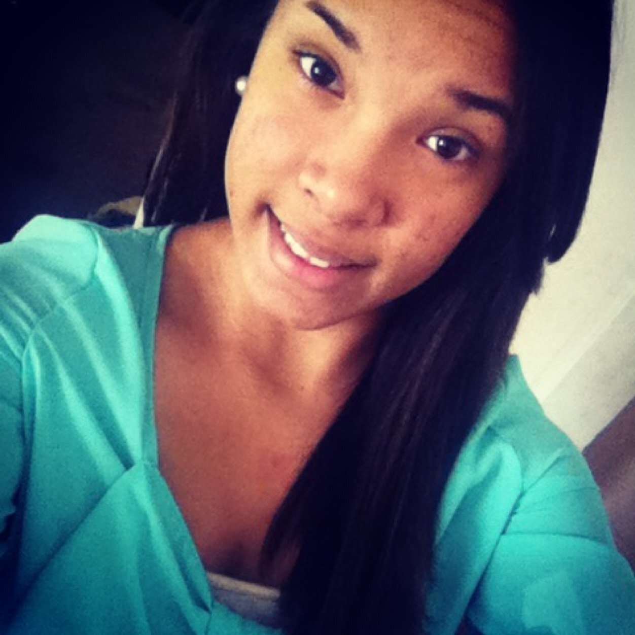 Small town girl, living in a lonely world No flowerbomb isn't my favorite frangance. So just follow me