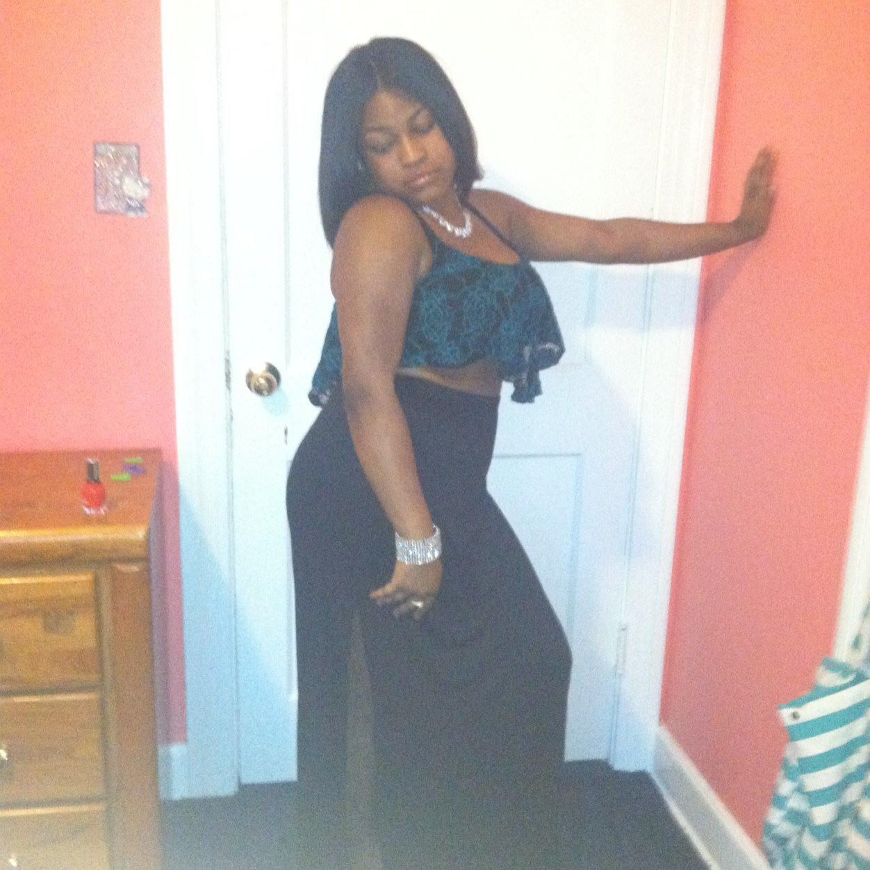 HOLD ON ..... Dont get it TWISTED WHEN YOU SEE ME WALKING ALONE DONT MEAN NOTHING I AM MY OWN TEAM