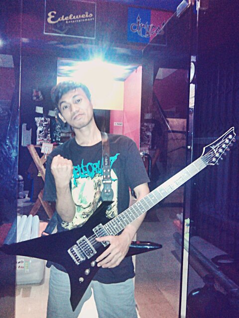 metalhead!!!  I am Simple but complicated.. Hold on @uphyariestha