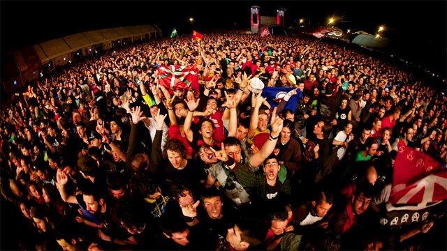 Intento entrar en VIÑAROCK desde hace varios años, pero de momento no he pasado de la puerta en ninguna edición de dicho festival. My name is Antonio