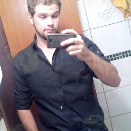 Eu sou só um idiota com um cigarro numa mão e um copo de whisky na outra.