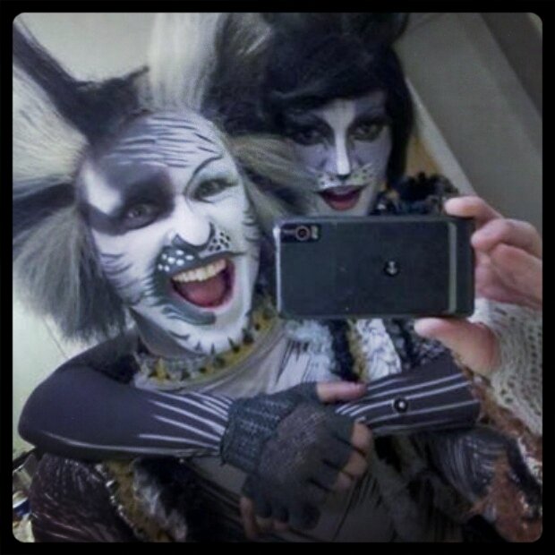 Just a Jellicle Cat. Meow!! Sólo un gato Jélico. ¡Miau! Cuenta en español... trato de hablar inglés. Jaja.  Gato en entrenamiento. I love my life.