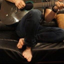 Been carrying Hunter Hayes around since 1991. Tweets are brought to you by the toes.
((not affiliated with hunter hayes in any way))