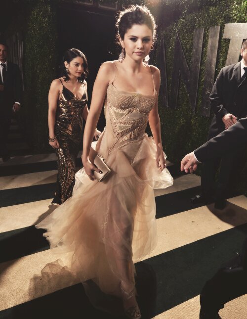 Here to help|~When life gives you a hundred reasons to cry,show them a thousand reasons to smile~♥Selena Gomez 》》》Idol/Inspiration/Hero