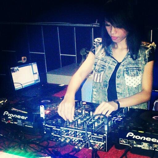 Freelance Dancer, Model, DJ ~ Finalis Sooperboy *Soopergirls 2013* I make dubstep and rock n roll for a living !  Path : Rara  Ay